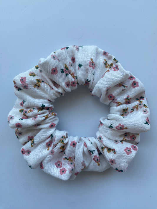 Pretty Daisies Classic Scrunchie