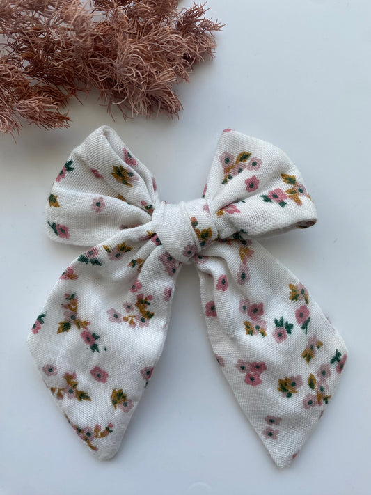 Pretty Daisies Macie Bow